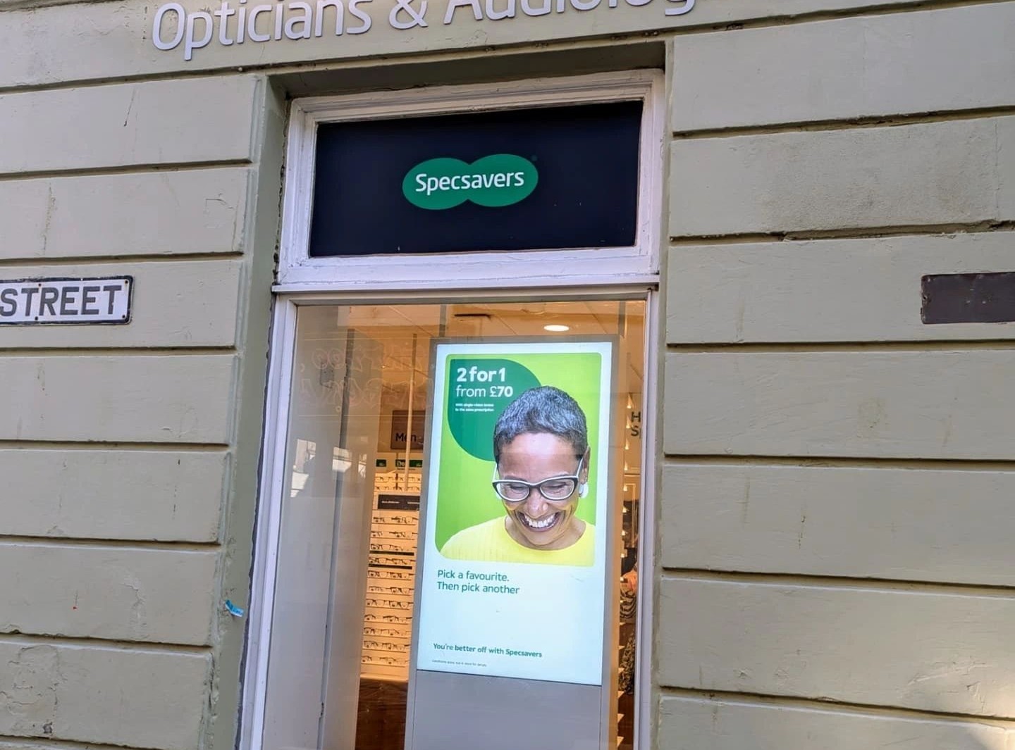 shop-digital-displays-nairn digital signage for Specsavers in Nairn