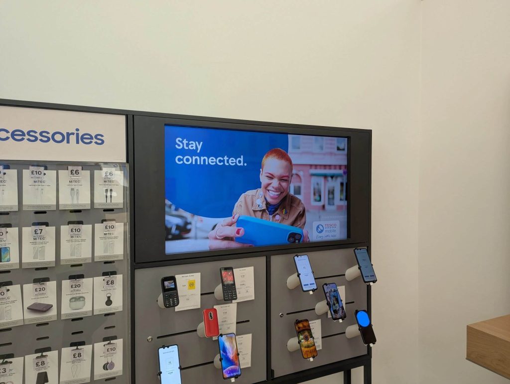 Stay connected with digital screens in your retail store